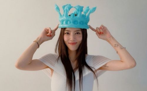 Ca sĩ Son Dam Bi khoe vóc dáng hoàn hảo sau khi sinh con