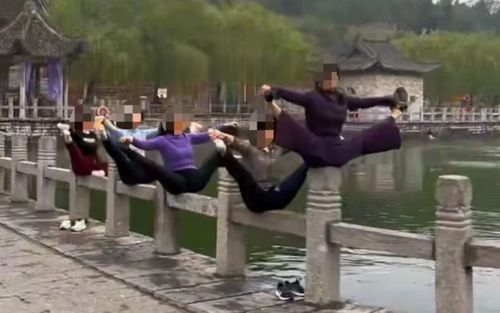 Nhóm phụ nữ có hành động 'gây sốc' tại khu tham quan