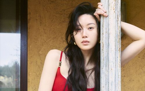 Nữ diễn viên Moon Ga Young khoe vóc dáng táo bạo