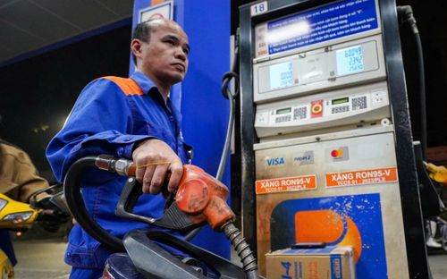 Giá xăng dầu hôm nay 17/4: Tăng mạnh trở lại