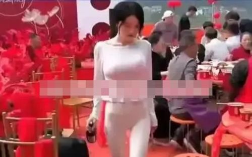 Đi ăn đám cưới, cô gái mặc trang phục 'nhạy cảm' khiến cả buổi tiệc xôn xao