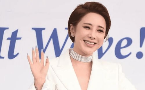 Nữ ca sĩ hạng A hối hận vì ném hơn 180 tỷ vào đồ hiệu