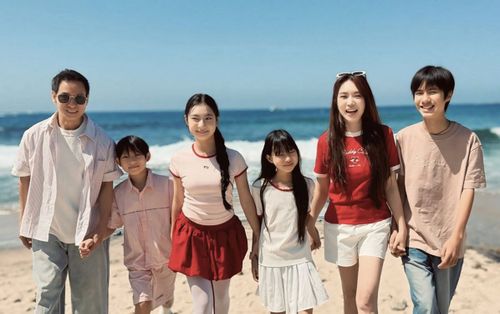 Lý Hải hạnh phúc bên vợ và 4 con