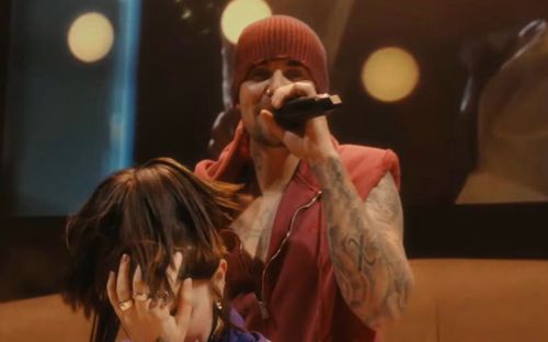 Hailey Bieber đứng sau màn đẩy Billie Eilish lên sân khấu cùng Justin Bieber