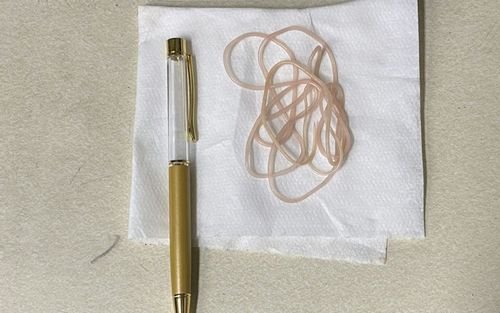 Bút bi chứa ký sinh trùng sống khiến mạng xã hội 'dậy sóng'