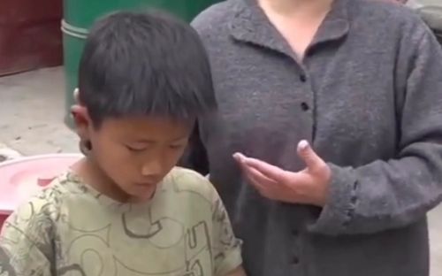 Cậu bé 13 tuổi xin ra ngoài giữa giờ học, cô giáo bật khóc nức nở khi biết lý do