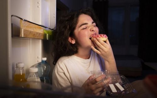 Đừng coi thường việc ăn tối muộn sau 20h, hệ quả không chỉ là tăng cân