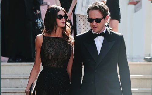 Siêu mẫu Kaia Gerber và bạn trai Lewis Pullman bị bắt gặp đi nghỉ dưỡng cùng nhau