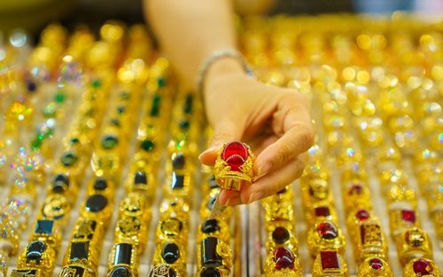 Giá vàng chiều nay (23/4): Tiếp tục giảm, ở đâu 'lao dốc' mạnh nhất?