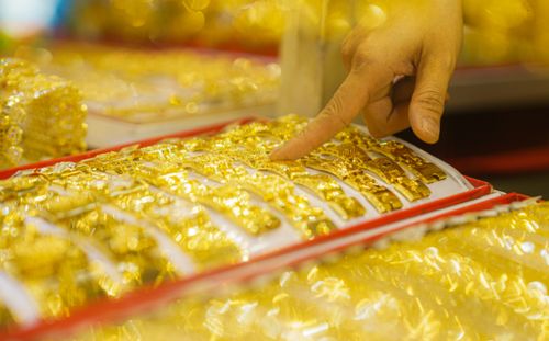 Tin tài chính hôm nay 24/4: Vàng giảm sâu, USD tăng nhẹ