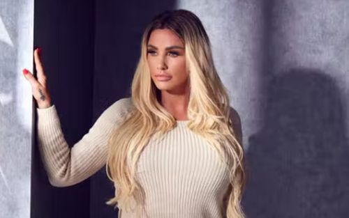 Người mẫu Katie Price chia sẻ bức ảnh khó nhận ra khiến nhiều người hoang mang
