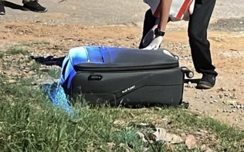 Phát hiện chiếc vali lạ trước cổng trường học, kinh ngạc thứ giấu bên trong