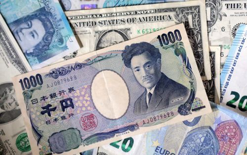 Đồng yên tăng giá khi BOJ giữ lãi suất, mở màn tuần quan trọng