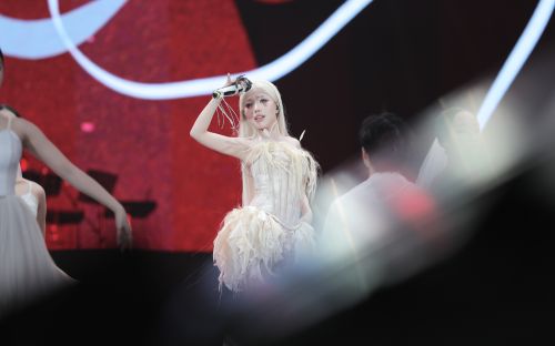 Diện mạo mới của Phùng Khánh Linh gây sốt vì quá giống Tóc Tiên