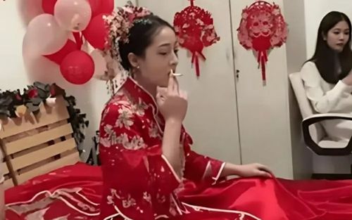 Lấy vợ không cần sính lễ, chú rể 'chết lặng' khi xem lại ảnh tân hôn của vợ