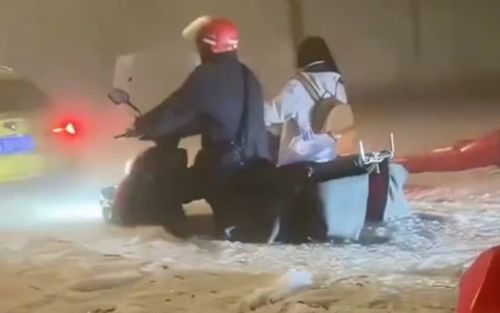 Đường phố bỗng xuất hiện cảnh tượng hiếm thấy, người dân hoảng hốt