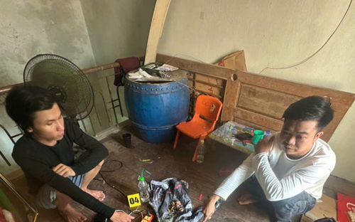 Đang chìm trong cơn 'thác loạn', 2 thanh niên bị Công an ập vào bắt quả tang