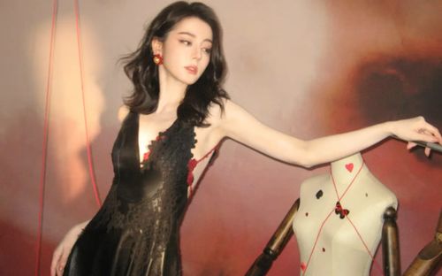 Địch Lệ Nhiệt Ba xuất hiện giữa lúc phim mới gây tranh cãi