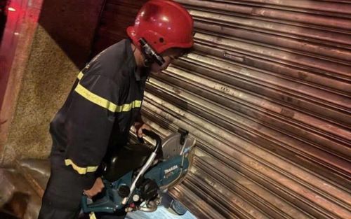 Kịp thời dập tắt đám cháy trong đêm, giải cứu an toàn 2 người mắc kẹt