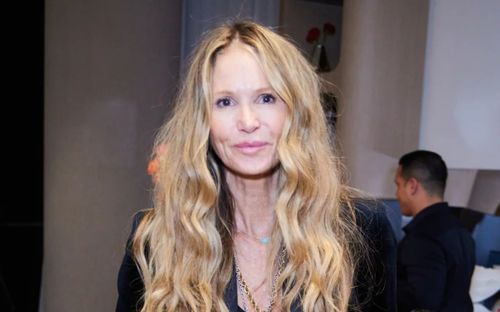 Siêu mẫu huyền thoại Elle Macpherson gây sốt khi diện nội y ở tuổi 62
