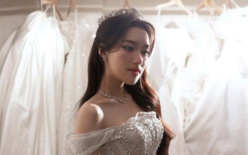 Phương Oanh diện váy cưới gây chú ý