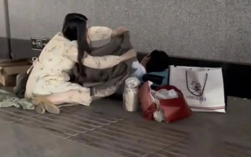 Người đàn ông ngủ gầm cầu sau khi phá sản, phản ứng người vợ khiến ai cũng lặng người