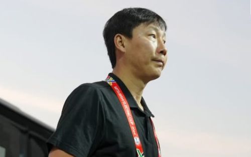 HLV Kim Sang Sik đối diện áp lực lớn khi trợ lý Hàn Quốc nghỉ việc