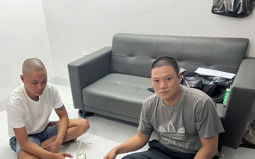 Trong căn phòng, Công an bắt quả tang hành vi đáng xấu hổ của 2 gã đàn ông