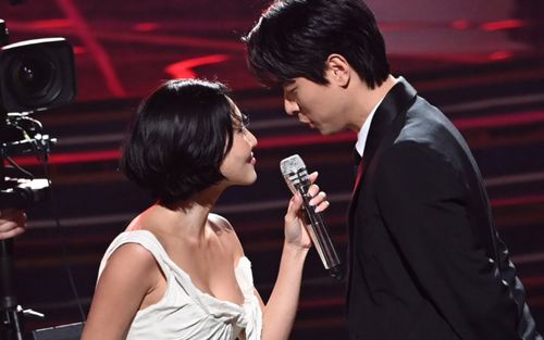 Hwasa tiết lộ về khoảnh khắc 'gây bão' toàn cầu với Park Jung Min