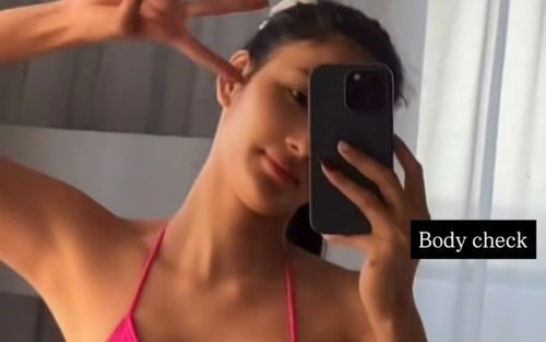 Hoàng Thùy diện bikini bé xíu, khoe trọn body 'nét căng'