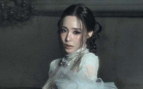 Tiffany Young tái xuất đầy mê hoặc với hình ảnh táo bạo