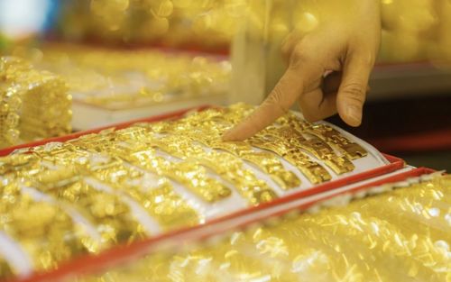 Tin tài chính hôm nay 1/5: Vàng đi ngang vùng cao, USD hạ nhiệt