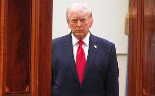 Vì sao Donald Trump hiếm khi rời chiếc cà vạt đỏ trong các sự kiện quan trọng?