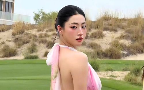 Lương Thùy Linh khoe lưng trần gợi cảm, đôi chân 1m22 cuốn hút khó rời mắt