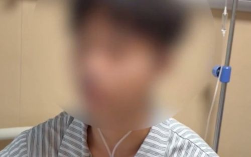 Cậu bé 14 tuổi bị rắn độc cắn nhưng vẫn đến lớp ngồi học, cái kết khó tin