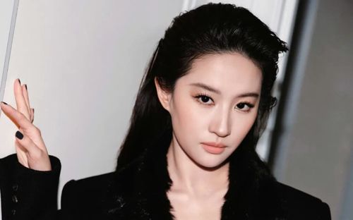 Lưu Diệc Phi khoe khí chất sang trọng trong bộ ảnh mới, thần thái cuốn hút ở tuổi U40