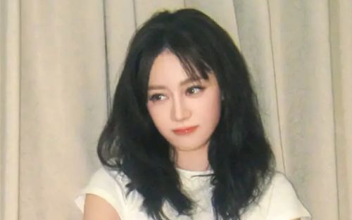 Địch Lệ Nhiệt Ba ghi điểm với phong cách trẻ trung năng động