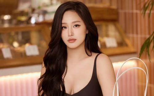 Mai Phương Thúy diện áo trễ nải khoe visual mặn mà ở tuổi U40