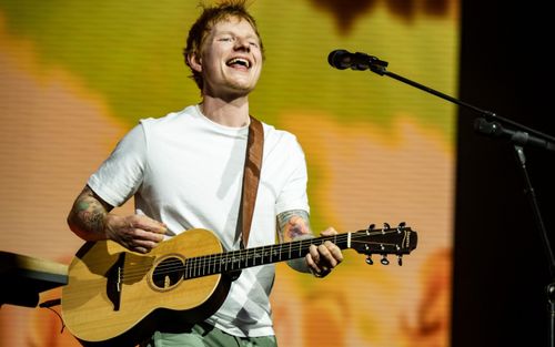 Ed Sheeran rời hãng thu âm đưa mình lên đỉnh cao