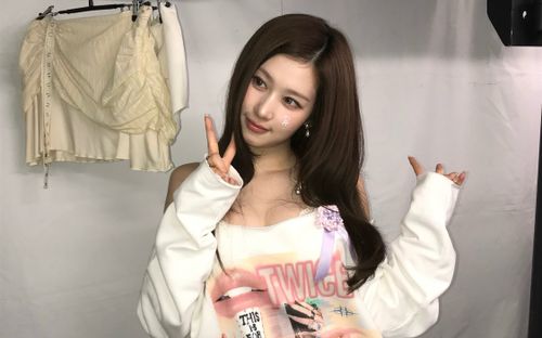 Vẻ ngoài 'đốn tim' của Sana (TWICE)