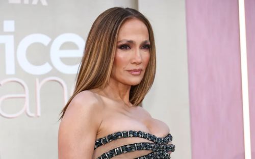 Jennifer Lopez gây ấn tượng mạnh khi diện váy 'đánh lừa thị giác'