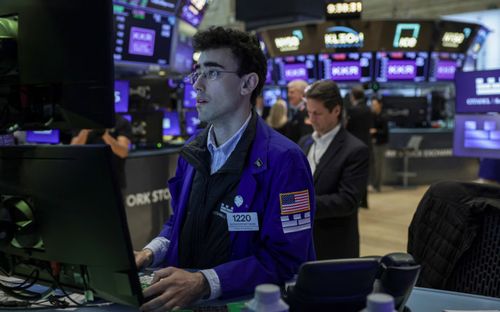 Chỉ số S&P 500 giảm từ mức cao kỷ lục do lo ngại về Trung Đông