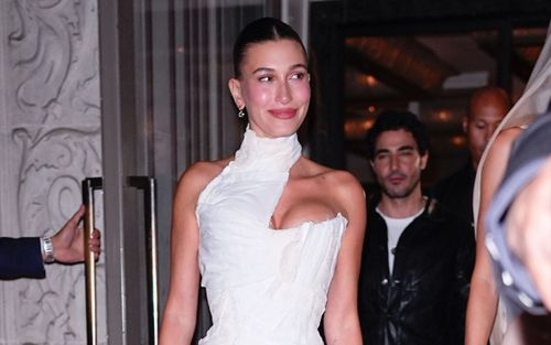 Người mẫu Hailey Bieber khoe chân dài miên man tại bữa tiệc sau Met Gala 2026