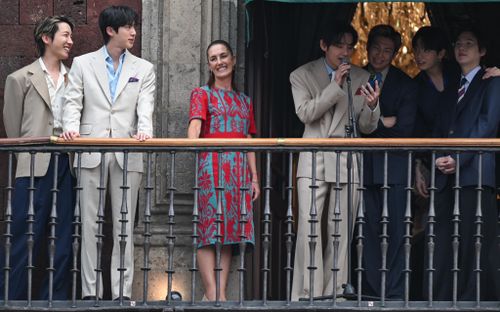 Quảng trường Zócalo 'vỡ trận' vì BTS, được đích thân Tổng thống Mexico tiếp đón