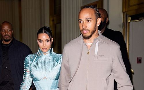 Người mẫu Kim Kardashian lần đầu công khai nắm tay bạn trai Lewis Hamilton