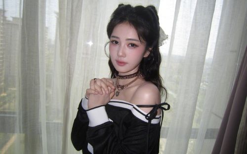 Bạch Lộc khoe visual 'hack tuổi', một chi tiết trên khuôn mặt gây chú ý
