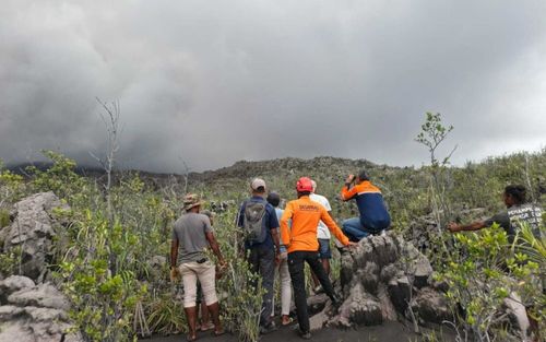 Núi lửa Dukono phun trào ở Indonesia: 3 người thiệt mạng, hàng chục du khách tháo chạy
