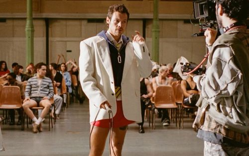 MV mới của Harry Styles bị chỉ trích, vũ đạo khiến người xem 'đỏ mặt'
