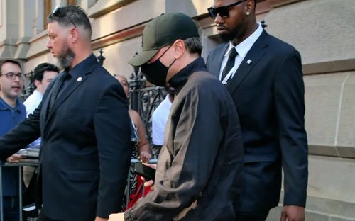 Leonardo DiCaprio và Vittoria Ceretti bị bắt gặp hẹn hò trước thềm Met Gala