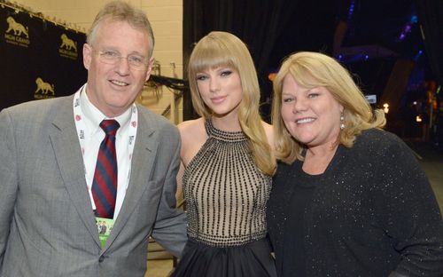 Taylor Swift bật khóc, nghẹn ngào nhắc đến bố mẹ giữa khoảnh khắc vinh quang nhất sự nghiệp